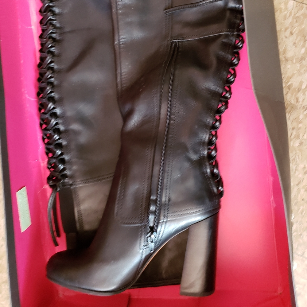 VINCE CAMUTO SIZE 71\2 LEATHER BOOT.